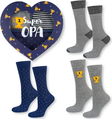 Produktbild von 3er-Set – Lustige Herrensocken Gr. 40-45 von SOXO, Socken in Verpackung mit der Aufschrift SUPER OPA – Weihnachtsgeschenk für Opa