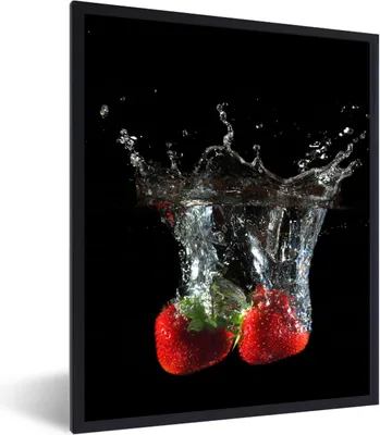 Produktbild von MuchoWow® Gerahmtes Poster Erdbeeren - Obst - Wasser - Schwarz - Rot 60x80 cm - Poster mit Schwarzem Bilderrahmen Wandposter Rahmen Foto Bilder - Premium - Wanddeko Wohnzimmer