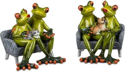 Produktbild von formano 2er Set Froschpaar mit Haustier auf Sofa lustige Frösche 15x12 cm Figur Dekoration Handbemalt Kunststein Skulptur Froschhausen