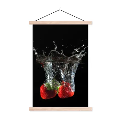 Produktbild von MuchoWow® Textilposter Erdbeeren - Obst - Wasser - Schwarz - Rot 60x90 cm mit holzfarbenen Rahmen - Textil