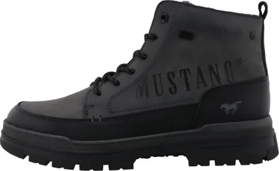 Auf dem Bild ist ein grauer Stiefel zu sehen der von der linken Seite betrachtet wird. Der Stiefel hat eine robuste Sohle und ein schlichtes Design.
