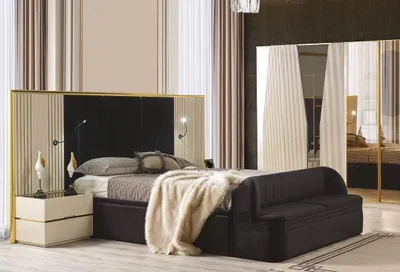 Productafbeelding van Slaapkamer set bestaande uit 4-delig luxe houten meubilair: een elegante kast, nachtkastje, en een hocker