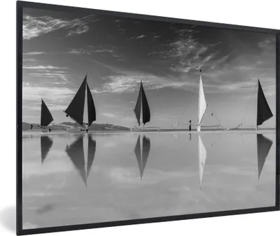 Produktbild von MuchoWow® MuchoWow® Gerahmtes Poster Paraws am Strand von Boracay - schwarz und weiß 30x20 cm - Poster mit zchwarzem Bilderrahmen - Kunstdruck - Bild-Poster