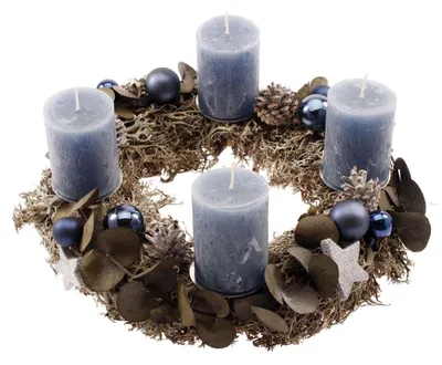Produktbild von Adventskranz aus Flechtenmoos mit Rustikkerzen saphirblau CreaFlor Home
