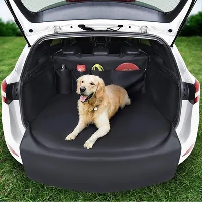 Image de Protection pour coffre de voiture pour chiens de la marque Famanu : imperméable, antidérapante, avec protections latérales