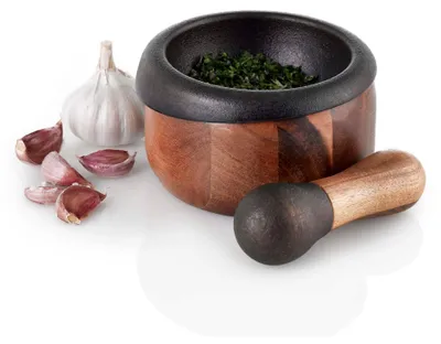 Produktbild von AdHoc Mörser Crush, Gusseisen/Akazienholz, D: 13 cm, H: 7,5 cm, Stößel: D: 4,2 cm, H: 12,5 cm