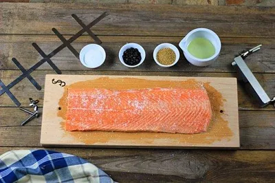 Obrázok produktu pre Robustná doska na grilovanie na drevenom uhlí, extra veľká, šťavnatý losos priamo z udírne. Ideálna na ryby, lososa a rybie filé na grilovacom rošte. S pevným, nastaviteľným držiakom z nehrdzavejúcej ocele.