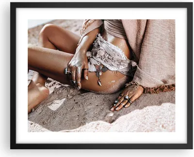 Produktbild von Gerahmtes Poster - Schwarzer Rahmen - Sand Frau Schmuck - 50x40 cm - Wand Bild - Wanddeko - Wandbilder - Kunstposter - Wandposter - Bilderrahmen - Bilder - Kunstdruck - P2BAA50x40-4634