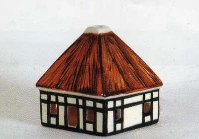 Eine Hirtenhütte aus Porzellan, mit einem strohgedeckten Dach und einem Fachwerkartigen unteren Teil