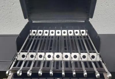 Produktbild von Aganjok Edelstahl V2A Schaschlikaufsatz Grillspieße Spießaufsatz Spießhalter Gestell 470mm 47cm für Gasgrill - Holzkohlgrill (mit 20 Spiessen)