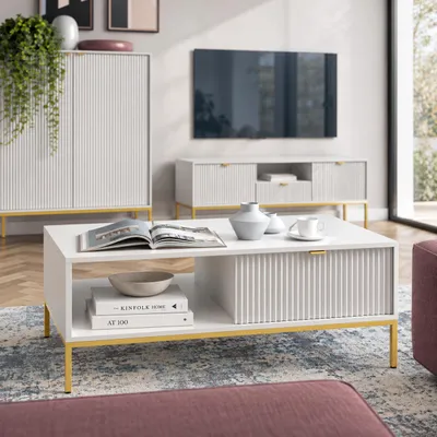 Produktbild von Couchtisch Kioto 104 cm Weiß & Gold – 2 Schubladen, Rillenfront, Goldene Griffe, Elegant, KI-generiertes Bild