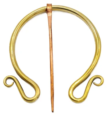 Imagen del producto de Broche medieval de latón con alfiler de cobre rojo