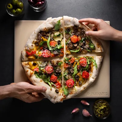 Produktbild von Navaris Cordierit Pizzastein XL für Backofen Grill - 38x30cm Pizza Stein Ofen Brot Backen Flammkuchen - Gasgrill Holz-Kohle Herd Teller inkl.