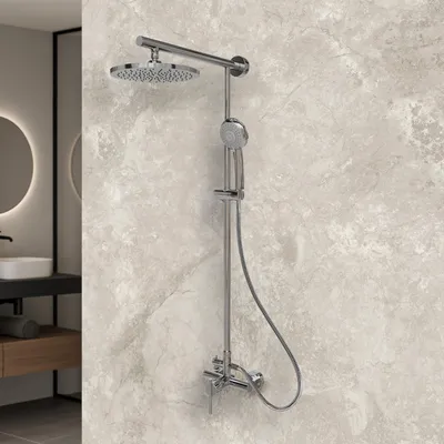 Duschsystem mit Regendusche und Handbrause in modernem Badezimmer an heller Natursteinwand montiert.