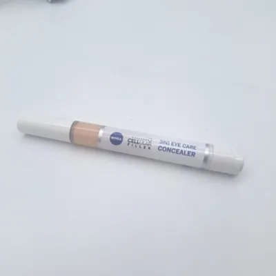 Produktbild von NIVEA Hyaluron Cellular Filler 3in1 Augenpflege Concealer 02 Mittel 4 ml, Mittel, 4 ml, Jeder Hauttyp, Anti-Pickel, Anti-Aging, Anti-Rötung, Antiaugenringe, Feuchtigkeitsspendend, Aqua, Dimethicone, Butylene Glycol, Glycerin, Hydrogenated Didecene, Isoamyl Laurate,...