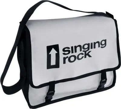 Transporttasche Monty Bag von singing rock; grau mit schwarzem Logo und verstellbarem Schultergurt.