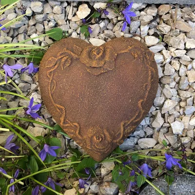 Produktbild von Grabherz mit Rosen Rosenranke Grabschmuck Gedenkstein Dekoherz Dekoration Rost Optik 14,5cm