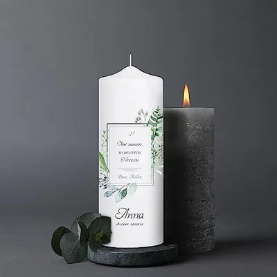Produktbild von Trauerkerze personalisiert mit Namen und Datum, Motiv mit Rahmen und Blättern, 25cm x 7cm, personalisierte Trauerkerze, Kondolenzkerze, Beileidskerze, Trauerlicht, Grabkerze