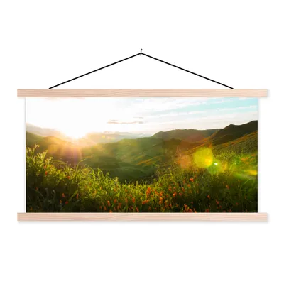 Produktbild von MuchoWow® Textilposter Hügel - Sonnenuntergang - Gras - Grün 120x60 cm mit holzfarbenen Rahmen - Klemmleiste