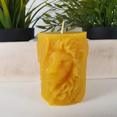 Immagine prodotto di Candela di cera d'api rotonda con leone 8,5 cm