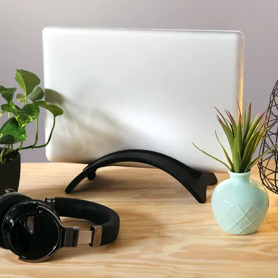 Produktbild von kalibri Laptop Ständer Notebook Stand - Halterung aus Holz 3x Silikoneinsatz für MacBook Air / Pro / Pro Retina / Tablet iPad - Eichenholz Schwarz