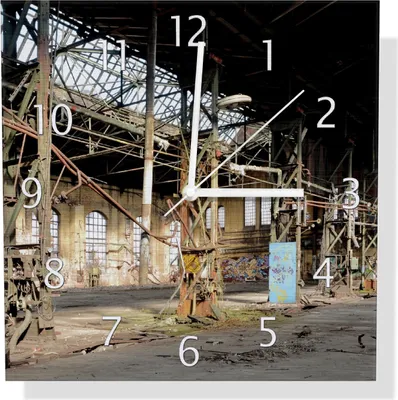 Produktbild von Wallario Design Wanduhr Verlassene Industriehalle - Alte Fabrik aus Aluverbund, Größe 30 x 30 cm