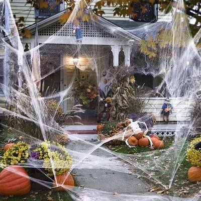 Image de Décoration d'Halloween pour 140 m² avec 50 araignées artificielles et une toile d'araignée