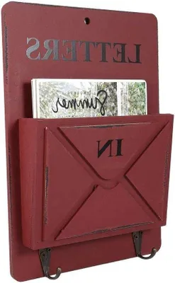 Image de Boîte aux lettres en bois rouge de style vintage avec plateau à courrier