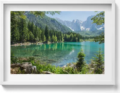Produktbild von Berglandschaft mit einem See im Wald– Wandbild mit Rahmen – Gerahmtes Bild  – Wanddekoration – 70x50 cm –  Schwarz Rahmen