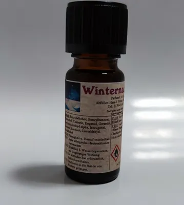 Kleine braune Flasche mit einem schwarzen Verschluss. Auf dem Etikett steht "Winternacht".