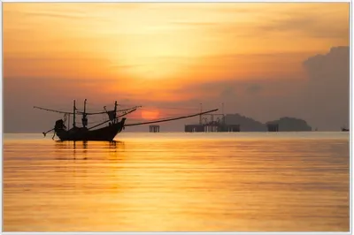 Produktbild von Wallario Wandbild Thailändisches Fischerboot vor Sonnenuntergang, Größe: 61 x 91,50 cm, Poster mit weißem Aluminiumrahmen