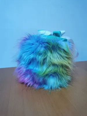 Bunter; flauschiger Leckerlibeutel für Hunde von Crafty Climbing; in Regenbogenfarben.