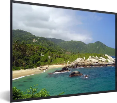Produktbild von MuchoWow® Gerahmtes Poster Berge an der Küste von Kolumbien 80x60 cm - Poster mit Schwarzem Bilderrahmen Wandposter Rahmen Foto Bilder - Schwarzem - Mit Gestell