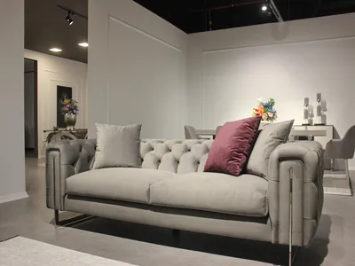 Immagine prodotto di Divano Chesterfield moderno grigio chiaro Divano imbottito di design a 3 posti