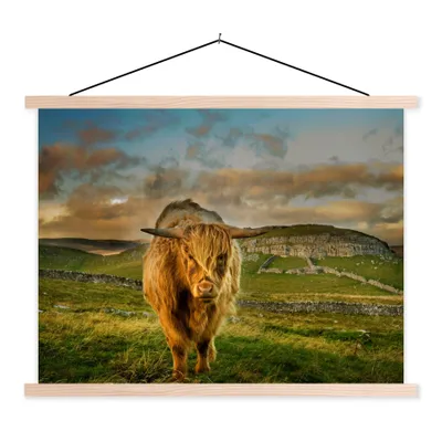 Produktbild von MuchoWow® Textilposter Schottischer Highlander - Gras - Berg 60x45 cm mit holzfarbenen Rahmen - Bild