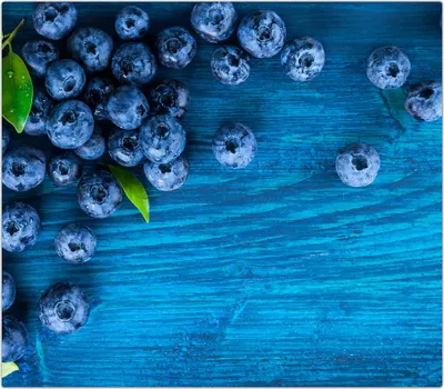 Produktbild von Spritzschutz Herdabdeckplatte Schneidebrett aus Glas Heidelbeeren auf Holztisch 1-Teilig (60x52cm)