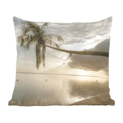 Produktbild von MuchoWow® Zierkissen Sofakissen Wohnzimmer Dekokissen 45x45 cm Überhängende Palme am Strand von Mo'orea - Schlafpolster - Polster für das Sofa