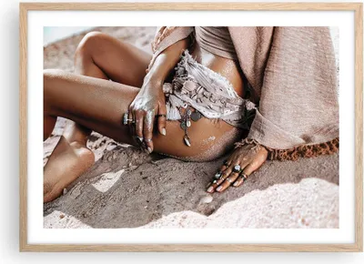 Produktbild von Gerahmtes Poster - Rahmen in heller Eiche - Sand Frau Schmuck - 70x50 cm - Wand Bild - Wanddeko - Wandbilder - Kunstposter - Wandposter - Bilderrahmen - Bilder - Kunstdruck - P2NAA70x50-4634