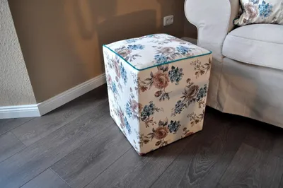 Produktbild von Design Hocker Pouf Carl Svensson Türkis Creme Rosen Blumen PK-3m