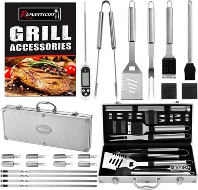 Image de Ensemble complet d'ustensiles de barbecue Unyqoos® comprenant 21 pièces, avec mallette et thermomètre pour barbecue, en acier inoxydable : spatule, pince, fourchette, 8 supports pour maïs, 4 brochettes