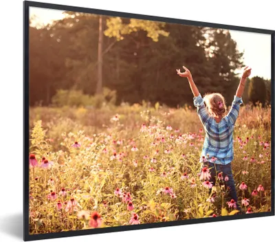 Produktbild von MuchoWow® Gerahmtes Poster Frau - Blumen - Frühling 80x60 cm - Poster mit Schwarzem Bilderrahmen Wandposter Rahmen Foto Bilder - Schwarzem - Mit Gestell