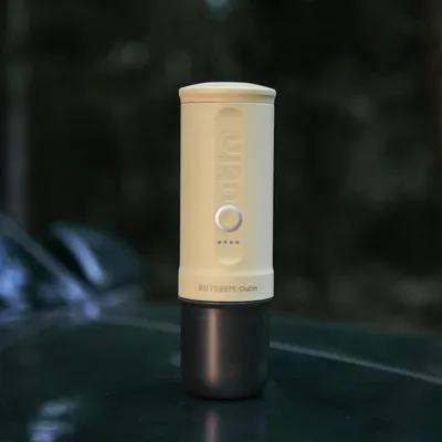 Obrázek produktu pro BUYDEEM Přenosné espresso Outin Nano - jemně žlutá, 80 ml, 20 bar, 92°C ohřátí vody, mletá káva nebo kapsle