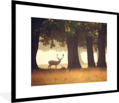 Produktbild von MuchoWow® Gerahmtes Poster Hirsche - Bäume - Wald 80x60 cm - Poster mit Schwarzem Bilderrahmen Wandposter Rahmen Foto Bilder - Schlafzimmer-Dekorationen - Fotoposter