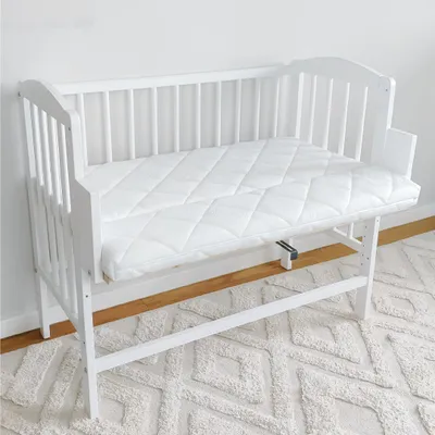 Produktbild von Babybett Beistellbett 90x40 cm mit Matratze, umbaubar zu 90x55 cm, 9 mal verstellbare Liegehöhe, auch als Babywippe nutzbar, Kiefer-Vollholz in weiß