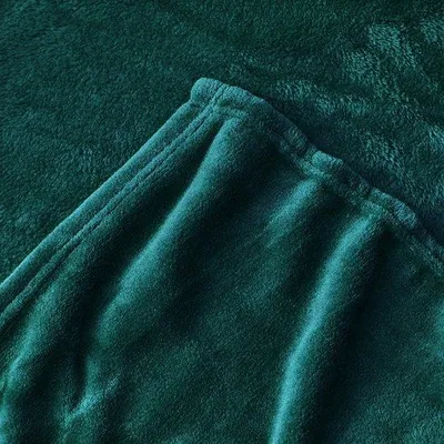 Zdjęcie produktu dla Unyqoos® Ultrazmiękki koc flanelowy, 150 x 200 cm – ciemnozielony, 260 g/m², oddychający i zapewniający ciepło