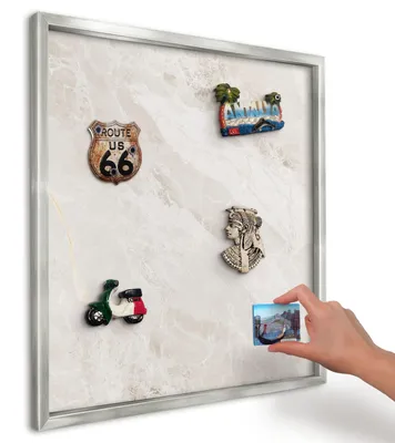 Produktbild von Magnettafel 50x50 cm in einem silbernen Rahmen - Magnetische Metalltafel, Magnetpinnwand zur Wandmontage für Wohnzimmer, Küche, Flur, Kinderzimmer und Büro - Cremige Eleganz