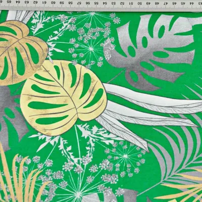 Produktbild von Baumwolle 100% Monstera-Blätter gelb-grau auf grünem Hintergrund