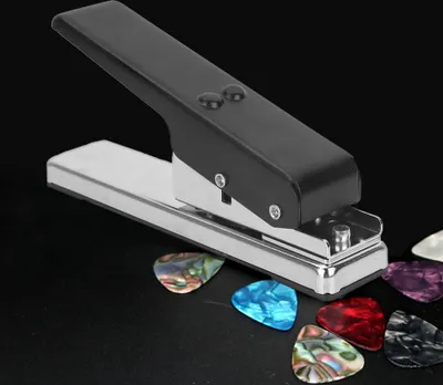 Immagine prodotto di Taglierina per plettri per chitarra, robusto punzone per plettri, due forme, robusto materiale metallico per plettri per chitarra