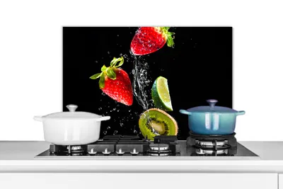 Produktbild von KitchenYeah®  Spritzschutz Küche - Küchenrückwand - Wandschutz für Herd und Spüle - Obst - Wasser - Schwarz - Stillleben Erdbeere - Kiwi 70x50 - Alu-Dibond (Alternative zum Spritzschutz aus Glas) - Hi