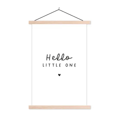 Produktbild von MuchoWow® Textilposter Zitate - Hallo Kleines - Baby - Sprichwörter - Kinder 120x180 cm mit holzfarbenen Rahmen - Textil-Plakat